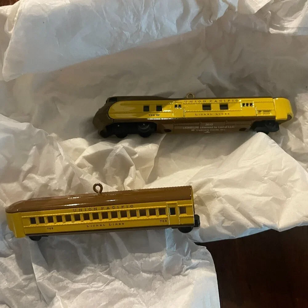 2010 Hallmark Lionel Union Pacific Streamliner Locomotive Buffet & Long Coach!
